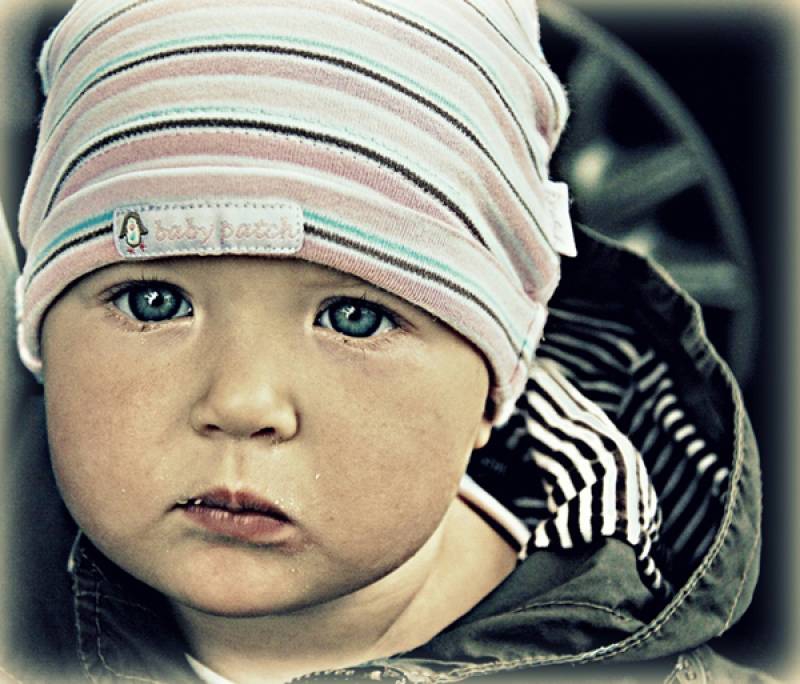 Две хубави очи. Душата на дете в две хубави очи; - музика - лъчи