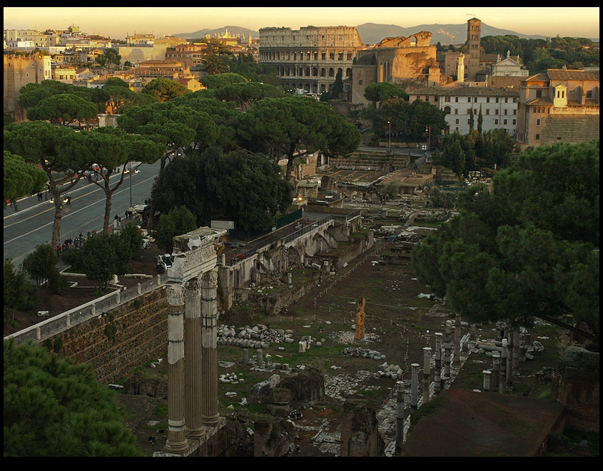 Част от Римския форум, Колизеумът и Via dei Fori Imperiali