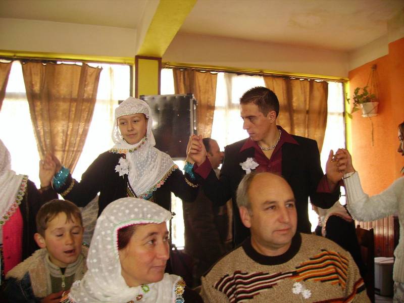 младоженци