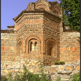 В църковния двор