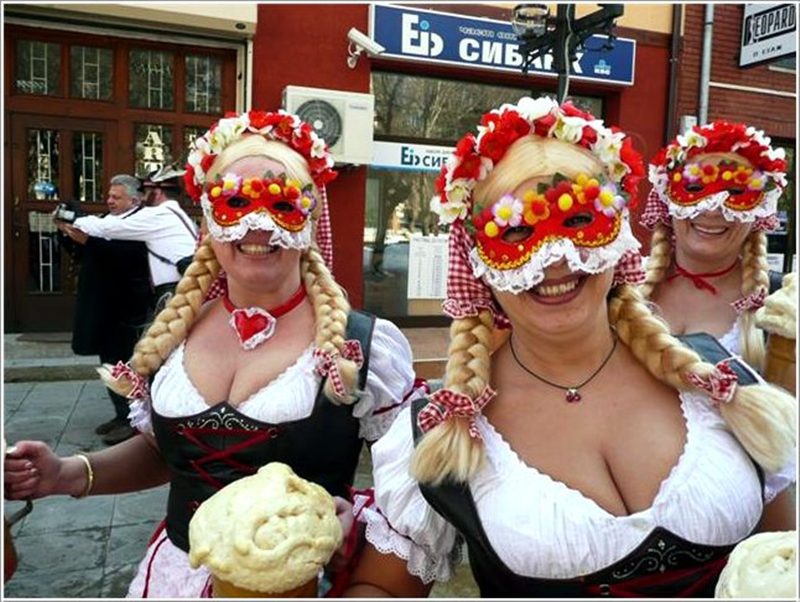 С усмивки и едни гърди напред....Наздраве!