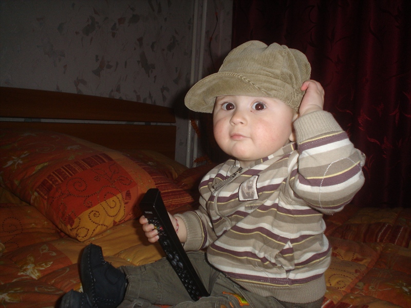 у дома пред телевизора