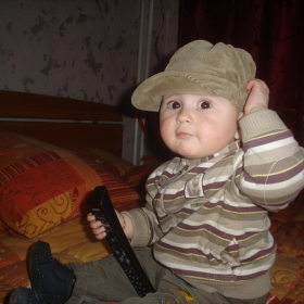 у дома пред телевизора