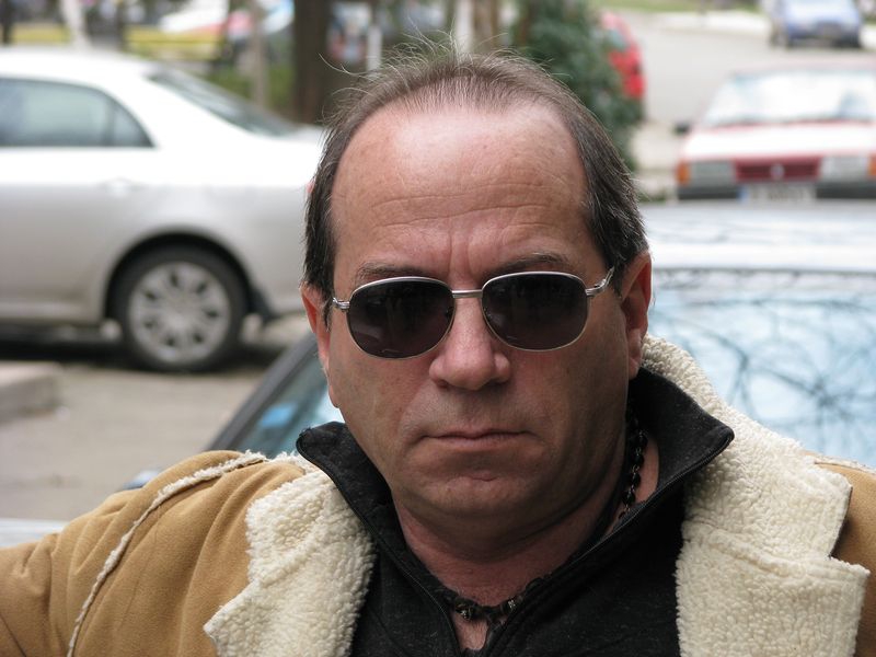 До автомобила...
