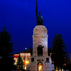 В.Търново - паметник Майка България