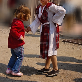 още си малка за хорото