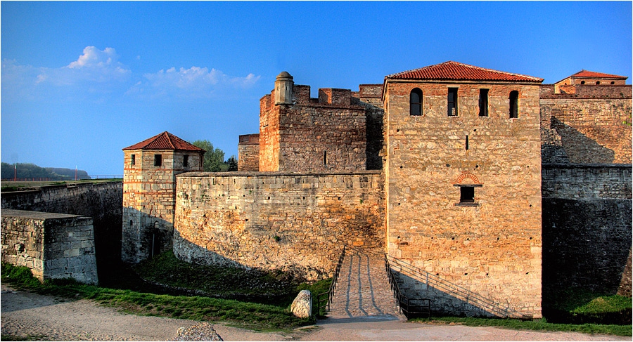 Крепостта при изгрев