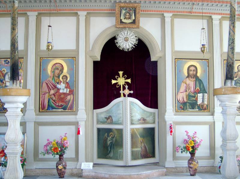иконостасът на църквата 