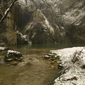 Зимен Хотнишки водопад