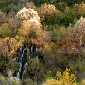 Самотният водопад