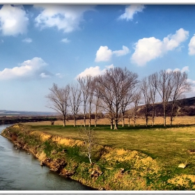 Там край реката