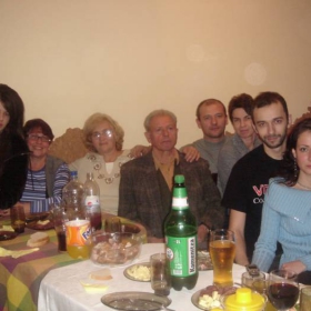 у дома при семейството