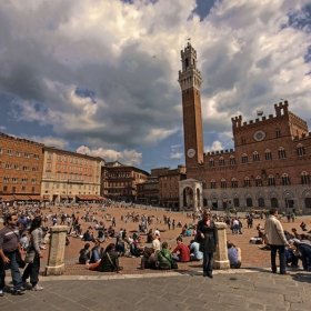 Площадът Piazza del Campo или Мидата.