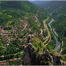 Лакатник - от паметника