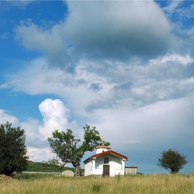 Параклис край пътя