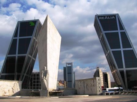 Мадрид-наклонените небостъргачи в модерната част на града