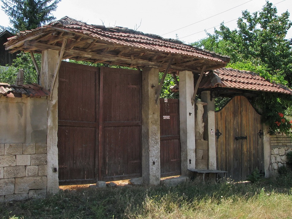 Стара врата с навес в с. Нисово.