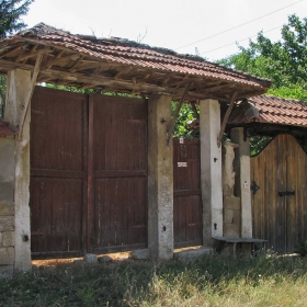 Стара врата с навес в с. Нисово.