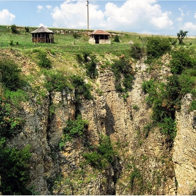 Пропастта при пещера Гарваница