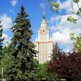 Градинката пред МГУ