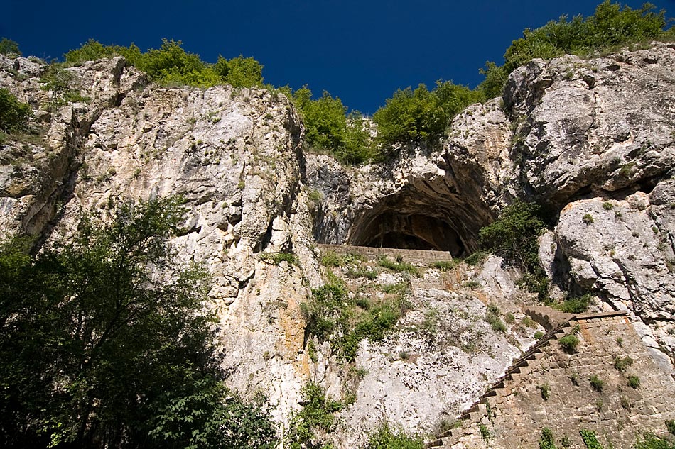 Еменската пещера