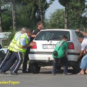 Сговорна дружина, ударен автомобил повдига!!!