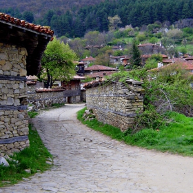 По калдаръмената уличка