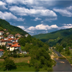 Сгушени в прегръдките на планината