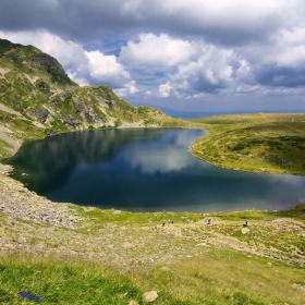 Облак плува във водата