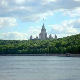 МГУ - величествен се извисява и дори от разстояние те впечетлява!!!