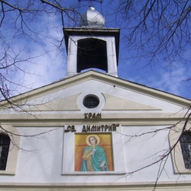 Храмът