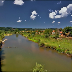 На край село