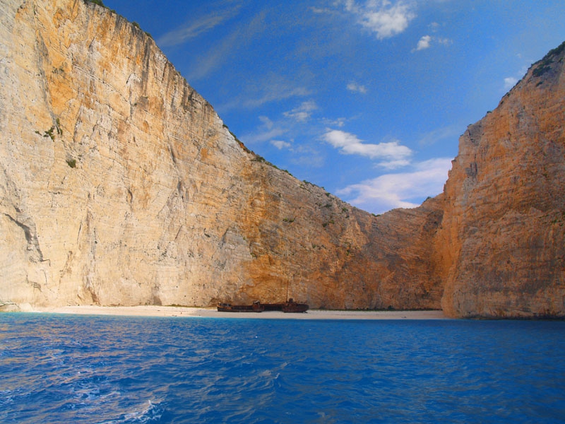 о.Закинтос (Гърция)-Navagio beach. До плажа се достига само по море, където през 1983 год.е круширал кораб, превозващ контрабадно цигари от Италия.