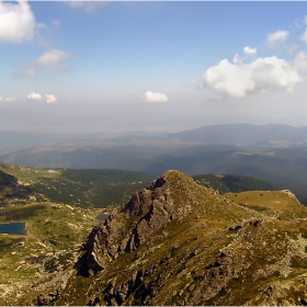 Заобиколен от красота,хора хижи и езера.