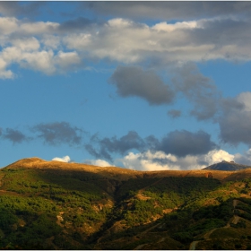 В полите на Сиерра Невада  -  En las faldas de Sierra Nevada