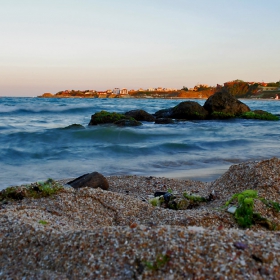 Градът , морето и вечерта