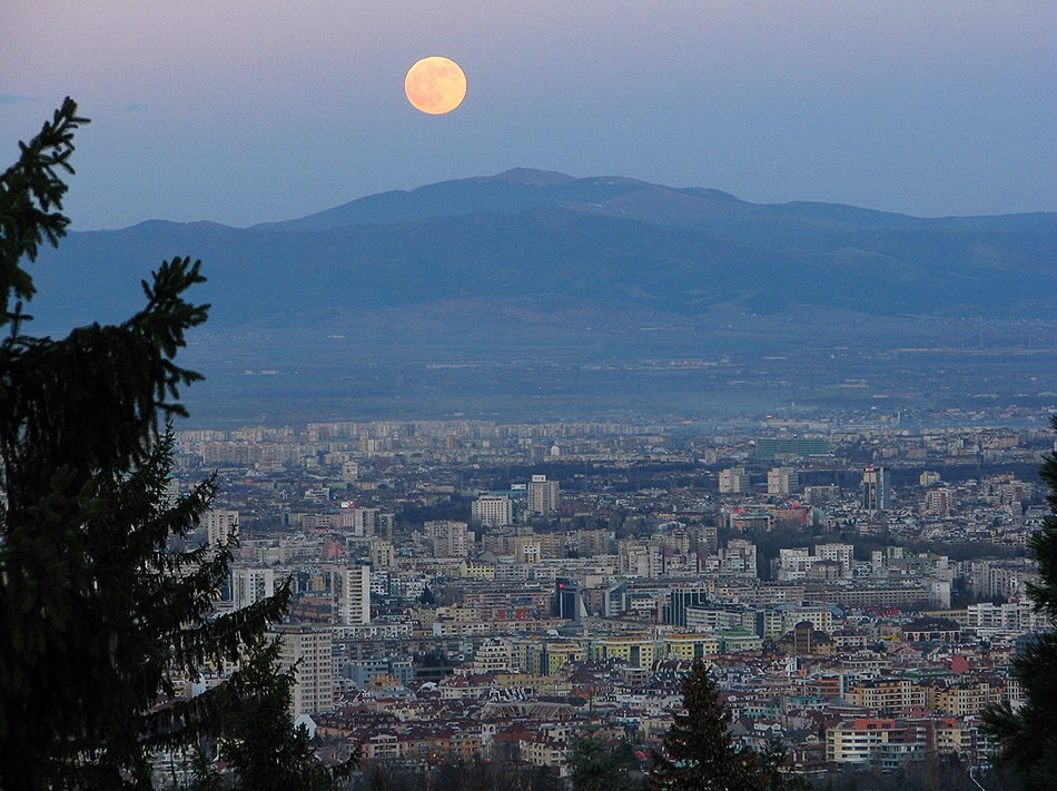 Sinia luna nad Sofia