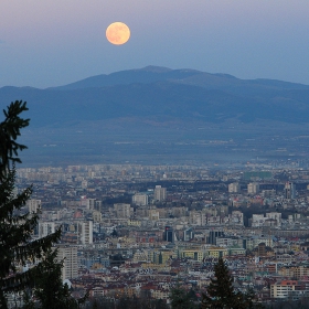 Sinia luna nad Sofia