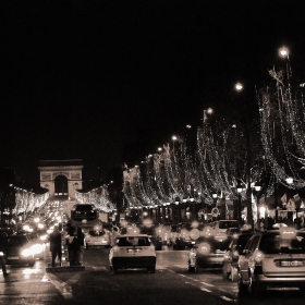 Коледната река по Champs Elysees