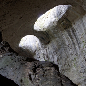 Отворите в свода на пещерата, наричани 