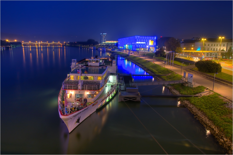 Linz by night...