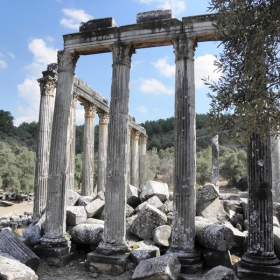 Останки от храма на Зевс  в Еуромос-егейска Турция