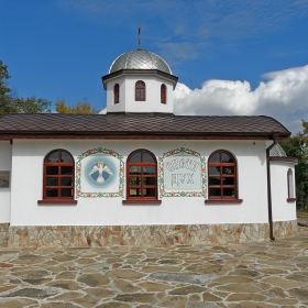 Параклисът - СВЕТИ ДУХ  западно от с. Бенковски - Софииско