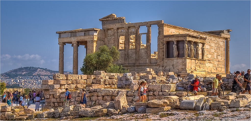 The Erechtheion - храмът на Athena, Poseidon и Erechtheus е построен между 421-407 BC в йонийски стил. Скулптурите и каменоделната работа е дело на Phidias, който бил нает от Pericles да построи и двaта храма - Partenon и Erichtheion.