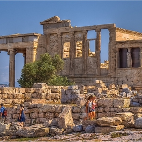 The Erechtheion - храмът на Athena, Poseidon и Erechtheus е построен между 421-407 BC в йонийски стил. Скулптурите и каменоделната работа е дело на Phidias, който бил нает от Pericles да построи и двaта храма - Partenon и Erichtheion.