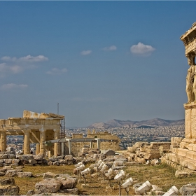 Propylaea (монументалния вход на Атинския акропол) и част от Erechtheion.