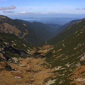 В чудна долина, в приказна страна, дреме нейде хижа сам сама...