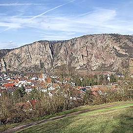 От небето към земята... опит за панорама: Скалите  Rotenfels с част от Ebernburg...