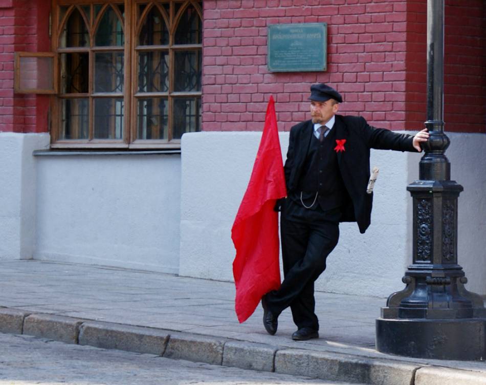 Ленин жил. Ленин жив. Ленин будет жить.