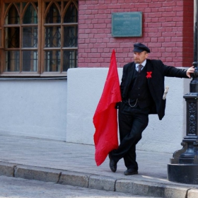 Ленин жил. Ленин жив. Ленин будет жить.